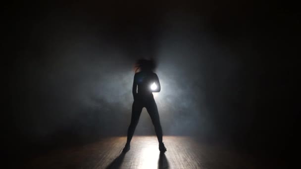 sexy Tänzerin im Rauch auf schwarzem Hintergrund - Filmmaterial, Video