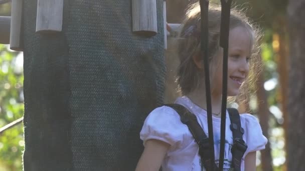 Kislány mosolyog, amikor nézi a szülei - Felvétel, videó