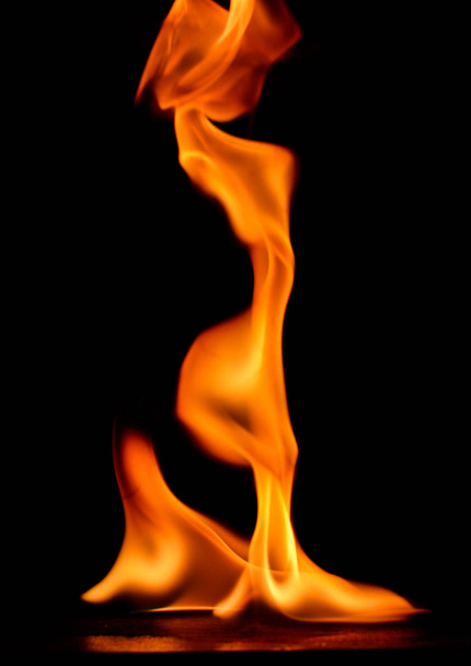 Hermosas llamas de fuego sobre un fondo negro. - Foto, imagen