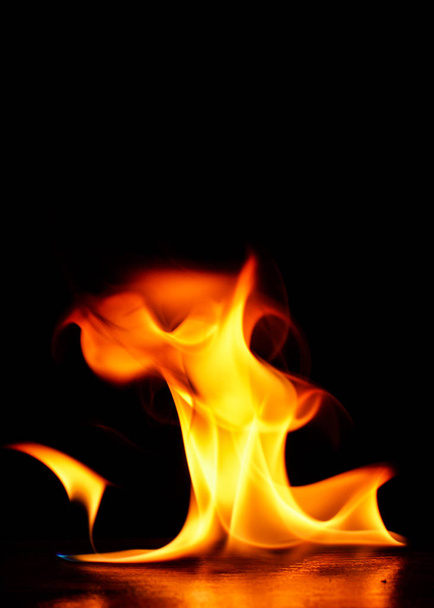 Όμορφες φλόγες φωτιάς σε μαύρο φόντο. - Φωτογραφία, εικόνα