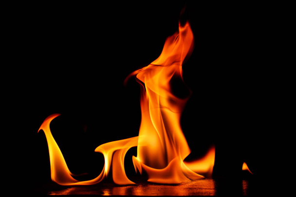 Όμορφες φλόγες φωτιάς σε μαύρο φόντο. - Φωτογραφία, εικόνα
