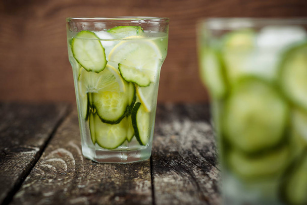 Detox water met komkommer en citroen . - Foto, afbeelding