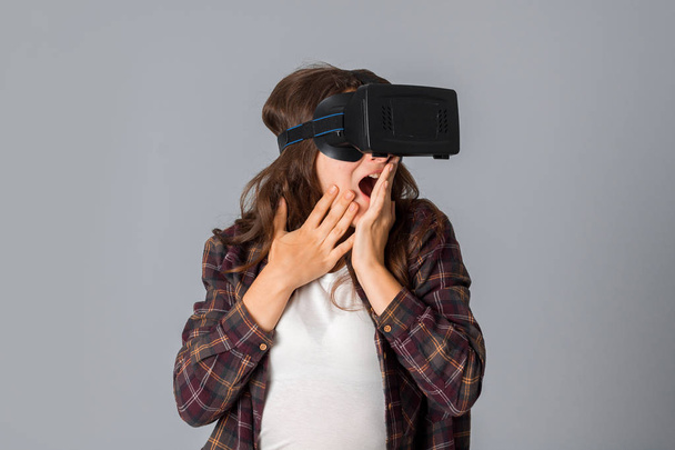 young girl testing a virtual reality helmet - Fotografie, Obrázek