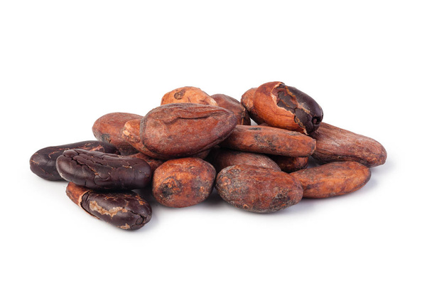 granos de cacao aislados sobre fondo blanco. - Foto, Imagen