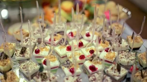 Svatební oslava sklo průhledná deska sladkosti - Záběry, video