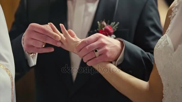 Наречений носить Обручка на церемонії наречена жіноче руку - Кадри, відео