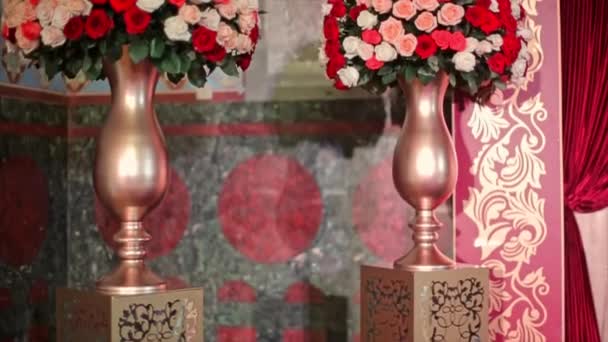 Krásná látka luk na židli svatební dekorace - Záběry, video