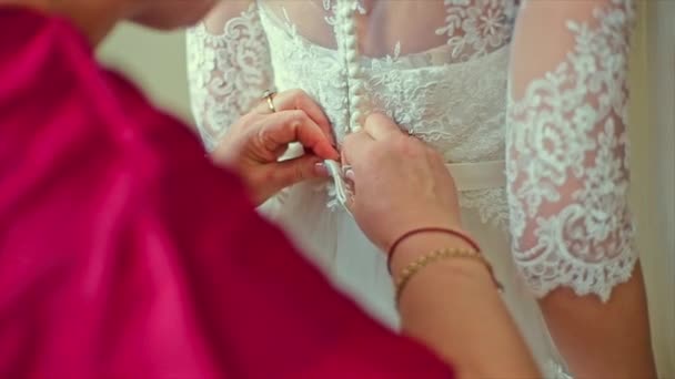damas de honor ayudando a atar su vestido de novia
 - Imágenes, Vídeo