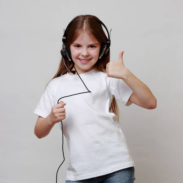 Fashion little girl with headphone singing - Foto, afbeelding