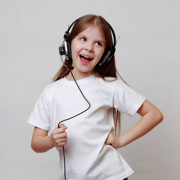 Fashion little girl with headphone singing - Фото, изображение