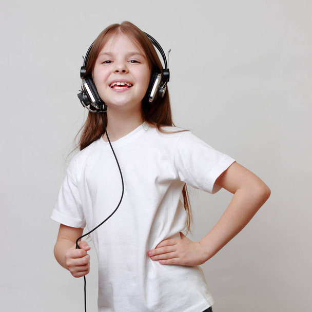Fashion little girl with headphone singing - Foto, immagini