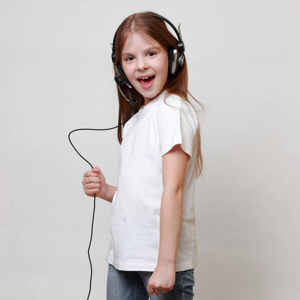 Fashion little girl with headphone singing - Foto, Imagen