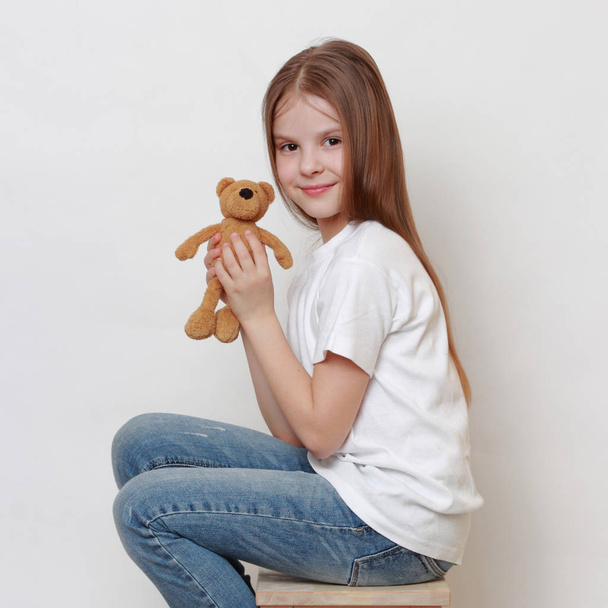 Adorable little girl holding toy teddy bear - Foto, Imagen