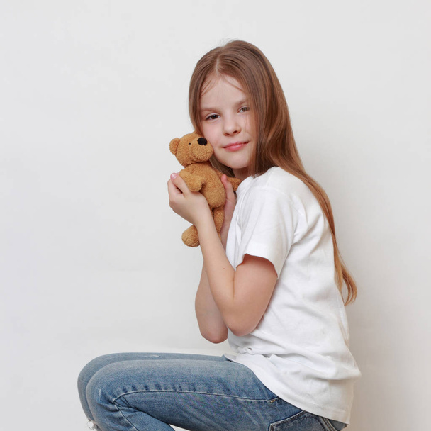 Adorable niña sosteniendo juguete osito de peluche
 - Foto, Imagen