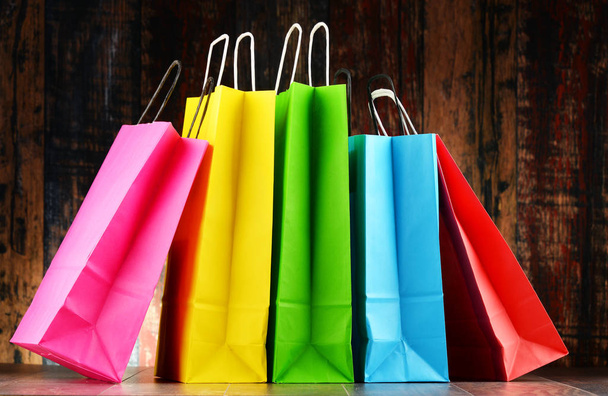 Composição com cinco sacos de compras de papel coloridos
 - Foto, Imagem