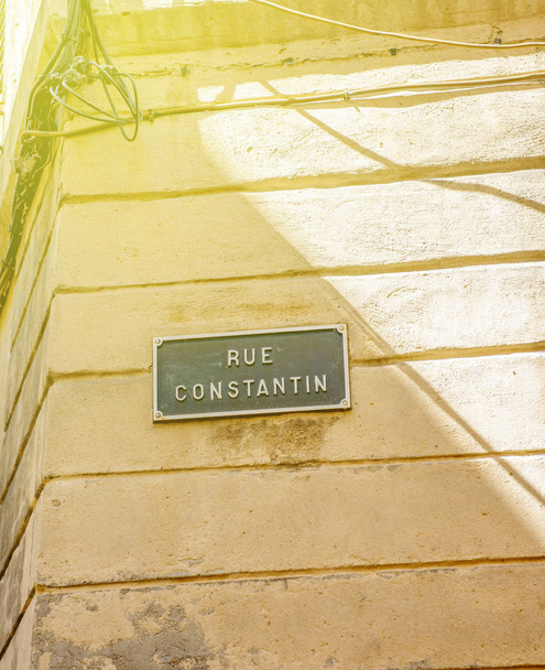 Rue Constantion またはコンスタンタン通りサインの晴れた日 - 写真・画像