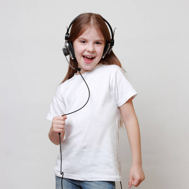 Fashion little girl with headphone singing - Φωτογραφία, εικόνα