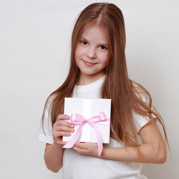 Little girl and present box - Фото, изображение