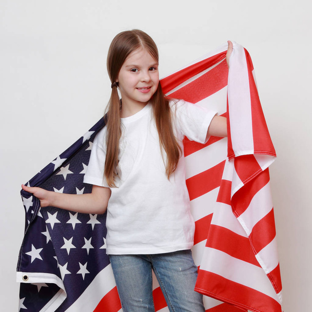 Little girl and American flag - Φωτογραφία, εικόνα