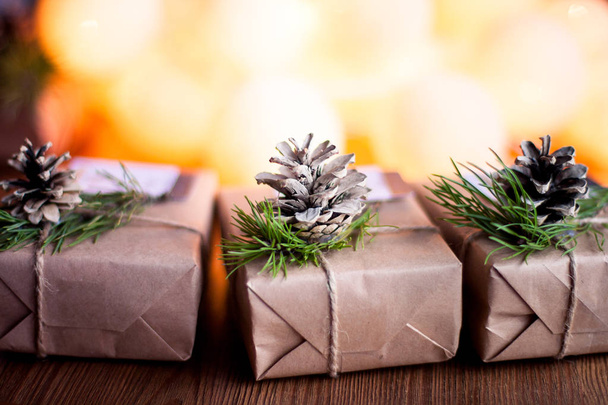 Cajas de regalo decoradas y guirnalda en el fondo de madera
 - Foto, Imagen
