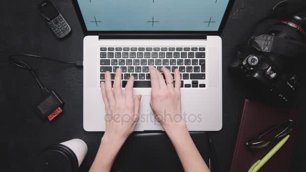 Dizüstü bilgisayarda çalışma kırpma eller yukarıda - Video, Çekim