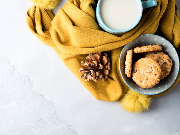 Taza de té con leche y galletas en bufanda de invierno. Vista superior
 - Foto, imagen