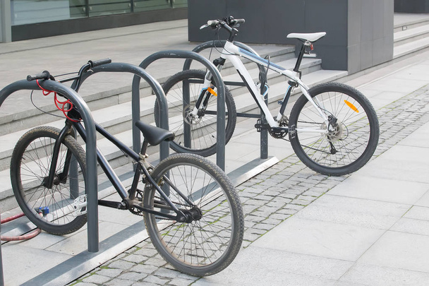 két kerékpár kerékpár parkoló - Fotó, kép