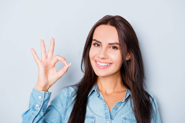 Portret wesoły zadowolony brunetka kobieta gestem "Ok" - Zdjęcie, obraz