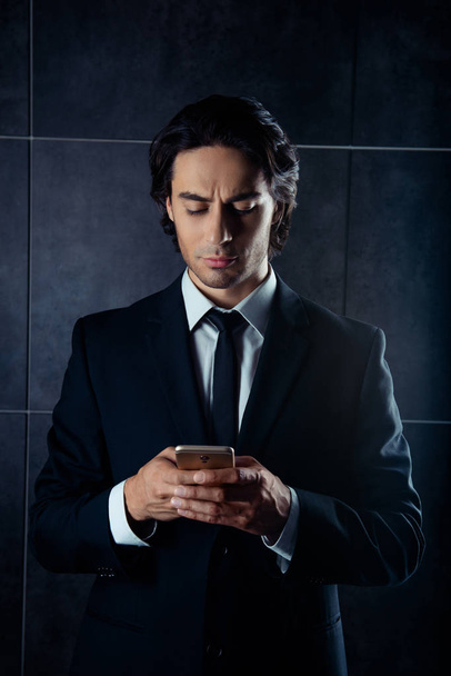 Handsome stylish young man writing sms on phone - Foto, Imagen