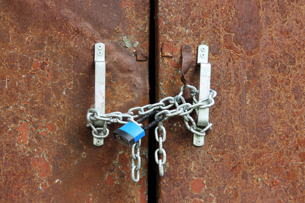blue lock on the chain rusty door locks transformer station - Zdjęcie, obraz