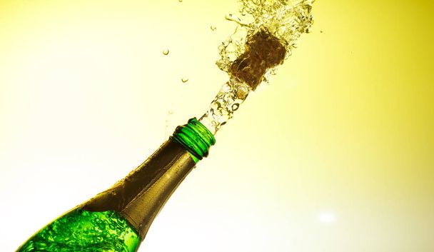 Mutlu yeni yıl şampanya atış - Fotoğraf, Görsel