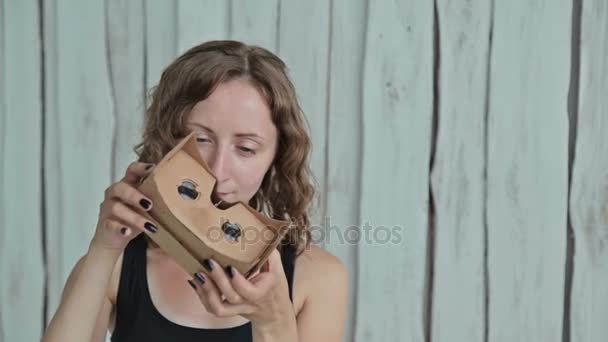 junge lockige Frau mit Virtual-Reality-Brille - Filmmaterial, Video