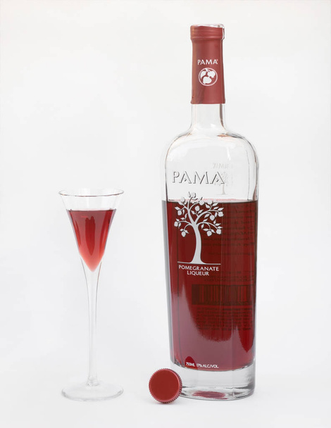 Pama Liqueur Bottle - Foto, afbeelding
