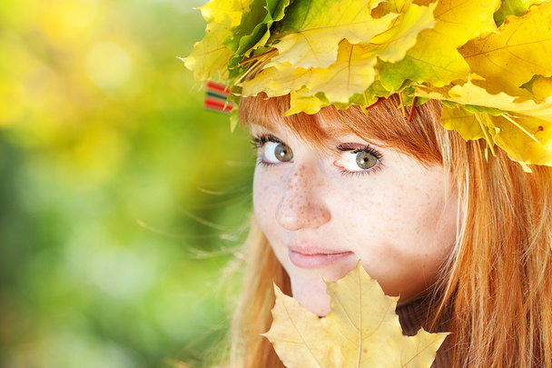 egy gyönyörű fiatal redhead tinédzser nő a koszorút portréja - Fotó, kép