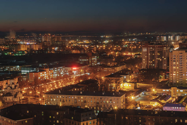 Miasta w nocy, panoramiczne sceny Woroneża. lampki nocne, nowoczesne domy, skysc - Zdjęcie, obraz