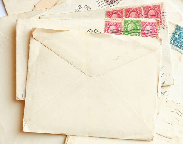 stapel brieven, postzegels en blanco envelop - Foto, afbeelding
