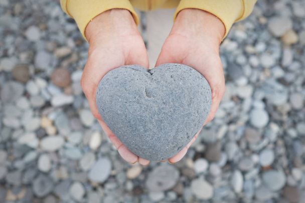 tenendo il cuore nelle mani - pietra a forma di cuore
 - Foto, immagini