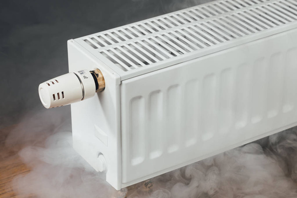 radiador de calefacción en casa con vapor caliente
 - Foto, imagen