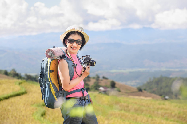 Γυναίκα χαλαρώνοντας ταξίδια στα βουνά και απολαμβάνοντας την ώρα - Φωτογραφία, εικόνα
