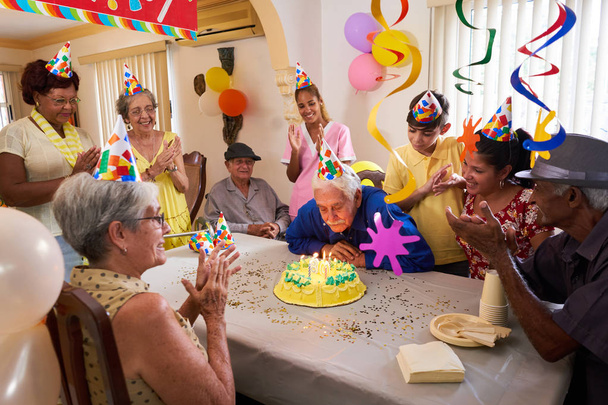Reunión familiar para la celebración de la fiesta de cumpleaños en casa de retiro
 - Foto, imagen