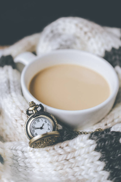 relógio de bolso na madeira com xícara de café envolto em um lenço vi
 - Foto, Imagem