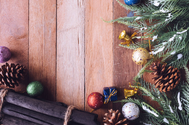 Вид сверху на рождественские украшения на деревянном фоне стола
 - Фото, изображение