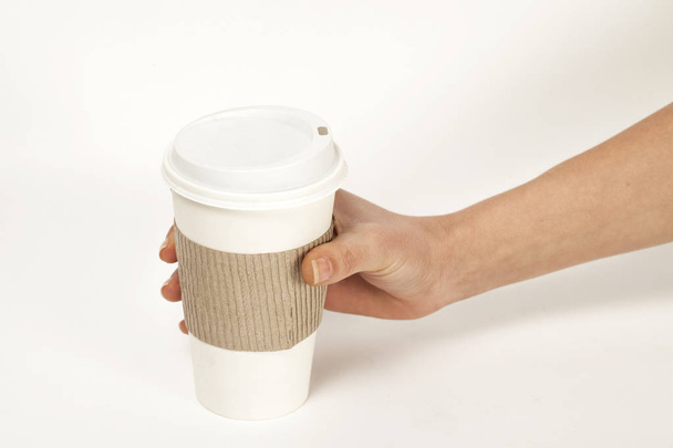 бумажная чашка кофе на белом фоне - Фото, изображение