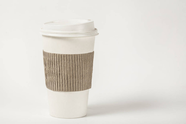 tasse de café en papier sur fond blanc - Photo, image