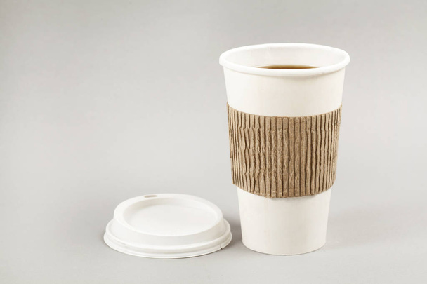 tasse de café en papier sur fond blanc - Photo, image