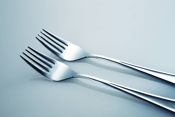 tenedor de hierro en la mesa
 - Foto, imagen