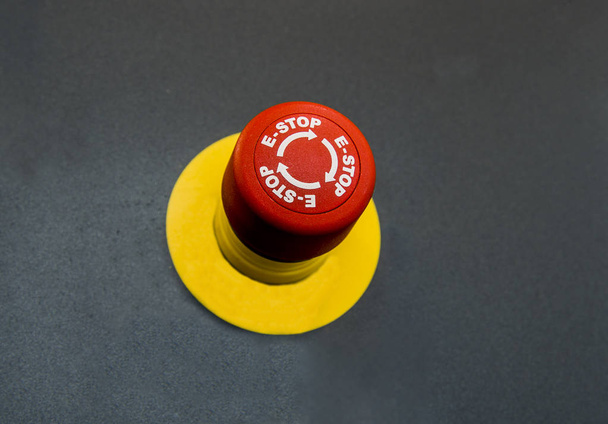 Botón de emergencia sobre fondo negro aislado
. - Foto, Imagen