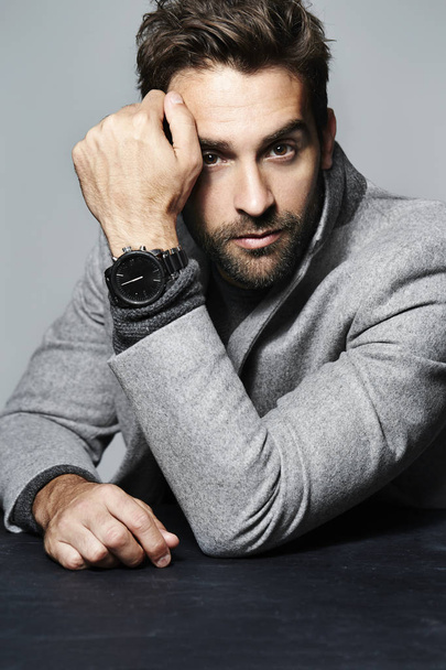 Handsome man with wristwatch - Foto, afbeelding