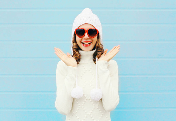 Happy smiling woman having fun wearing a heart shape sunglasses, - Foto, Imagem