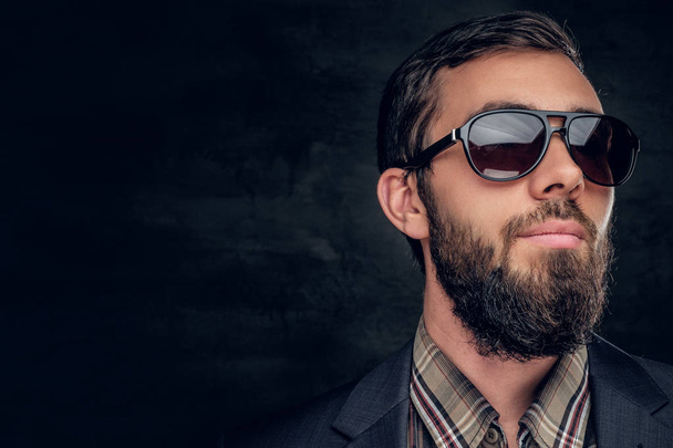 Homem barbudo urbano elegante em óculos de sol
. - Foto, Imagem